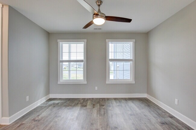 Building Photo - 127 Riverbend Dr