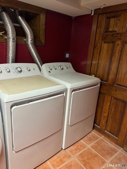 Building Photo - 162 Fox St