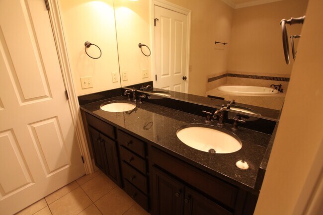 Building Photo - Downtown Auburn Luxury Living – Steps from...