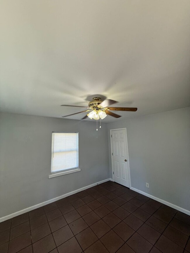 Building Photo - 636 S Wheatland Ave