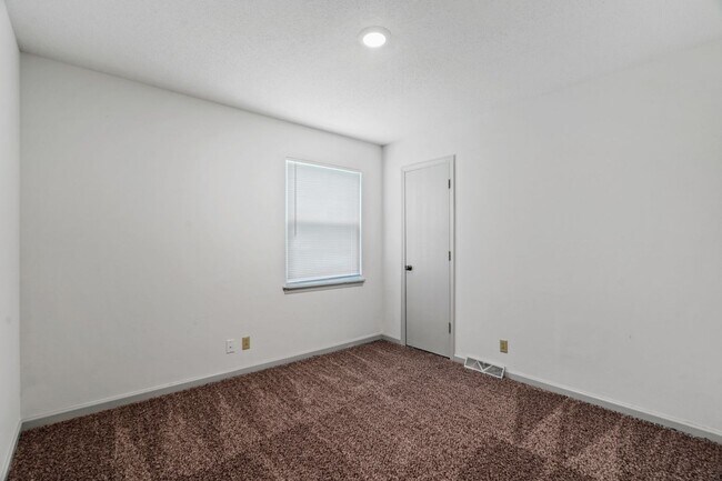 Building Photo - 1304 Essex Ct
