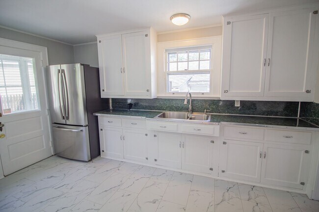 Building Photo - 2 BR 1 BA North Colonie Schools