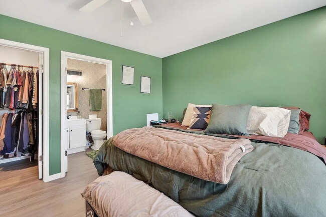 Building Photo - Like-New 2024 Townhome with Mountain Views, Garage & Backyard