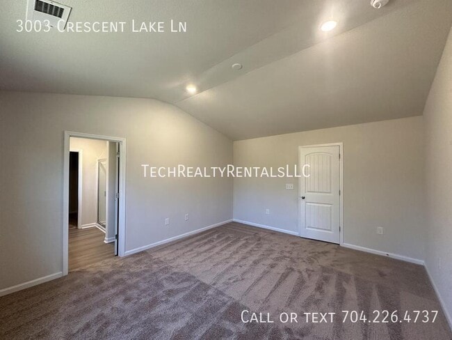 Building Photo - 3003 Cres Lk Ln