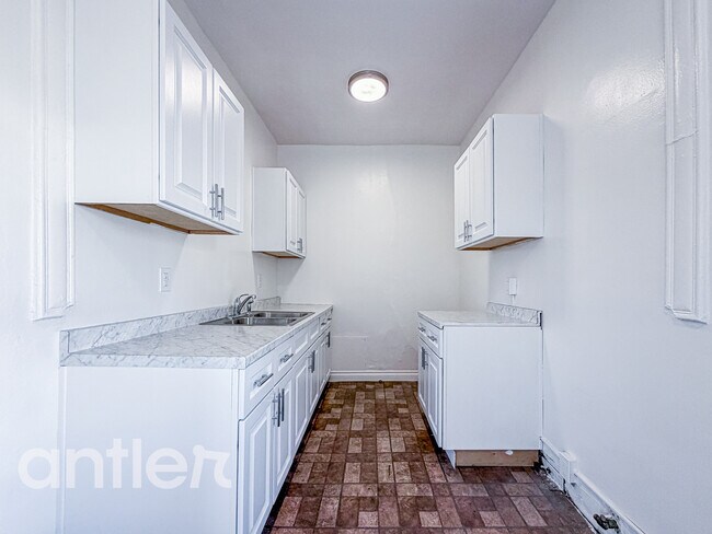 Building Photo - 724 S Mariposa Ave