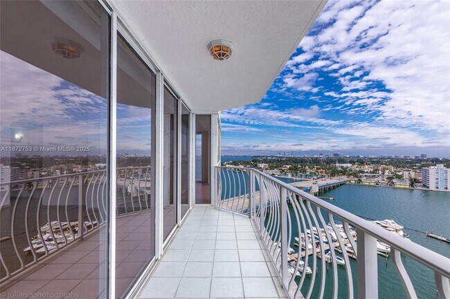 Building Photo - 7601 E Treasure Dr
