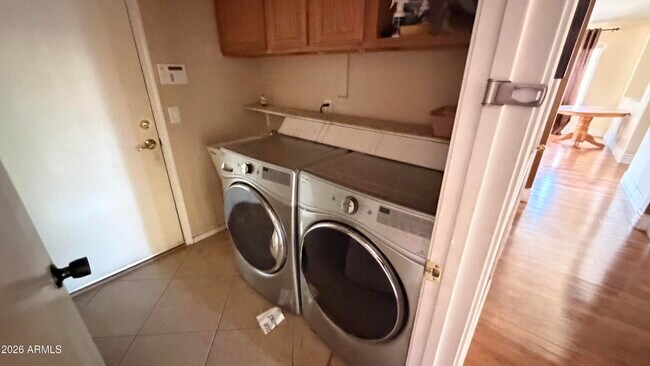 Building Photo - 5940 W Villa Theresa Dr