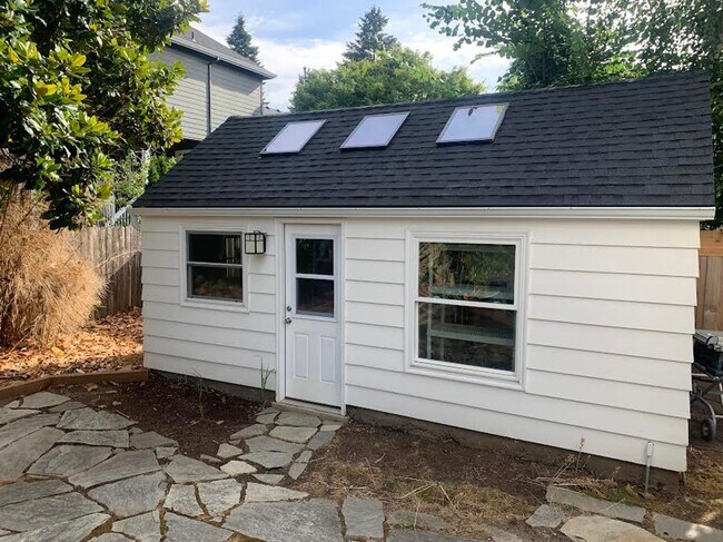 Building Photo - Impecable Remodel of Historic Eastmoreland Gem