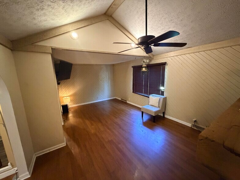 Building Photo - 548 Queenswood Dr