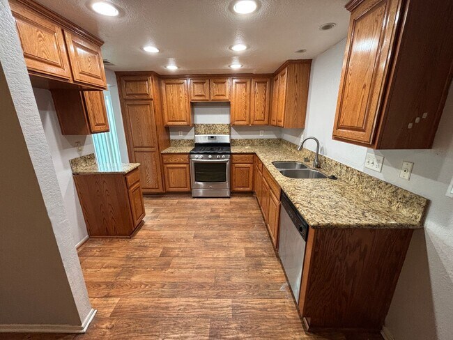 Building Photo - Spacious 4-Bedroom Home in Moreno Valley