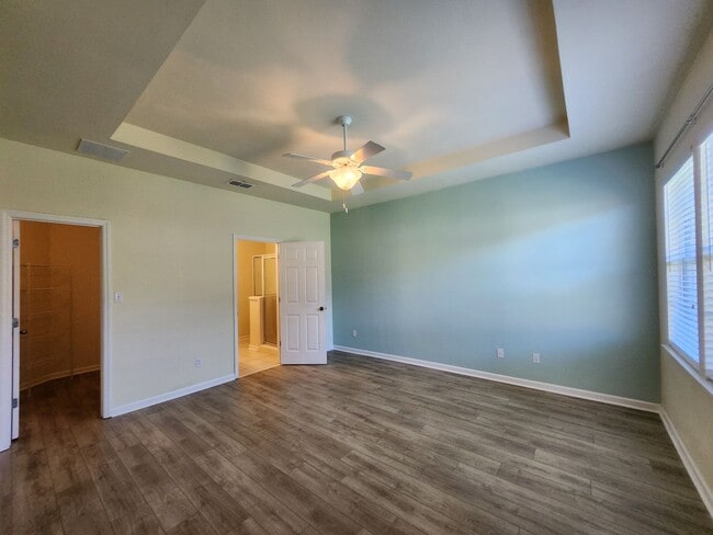 Building Photo - Beautiful 3 bedroom town home with wood fl...
