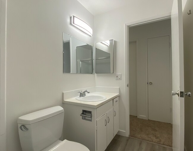 Building Photo - HUGE Stunning Remodeled 1BR/1BA Flat! Parking! -PROGRESSIVE