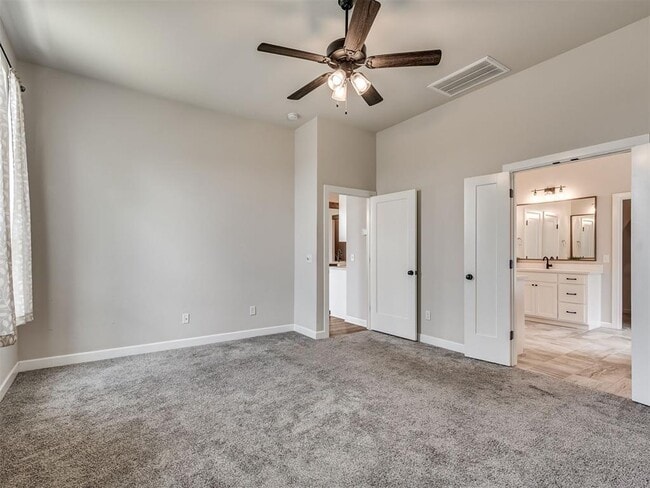Building Photo - 915 Kings Canyon Rd