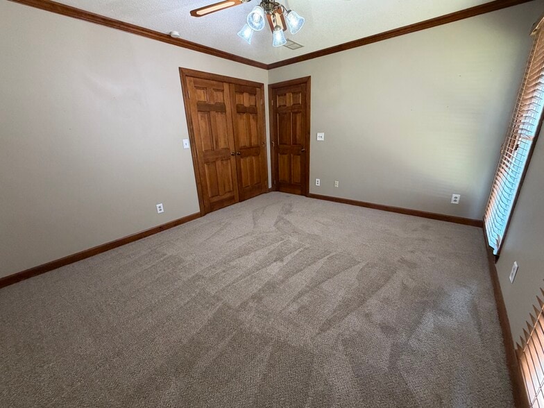 Building Photo - 3901 Buncombe Dr