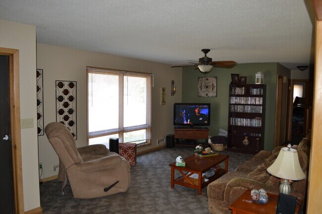 Building Photo - Nice 3-4 Br, 2 Bath Ranch style home, fenced in yard, garage, patio, full basement