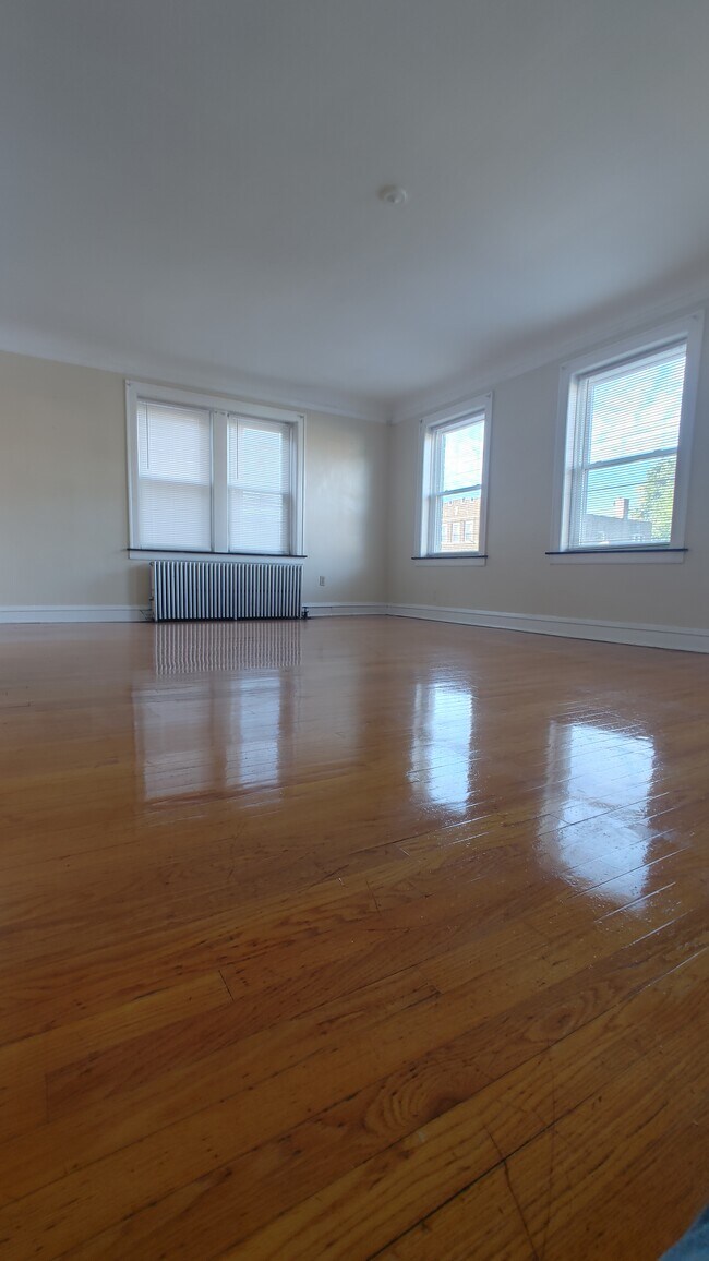 Living room - 7431 S Jeffery Blvd