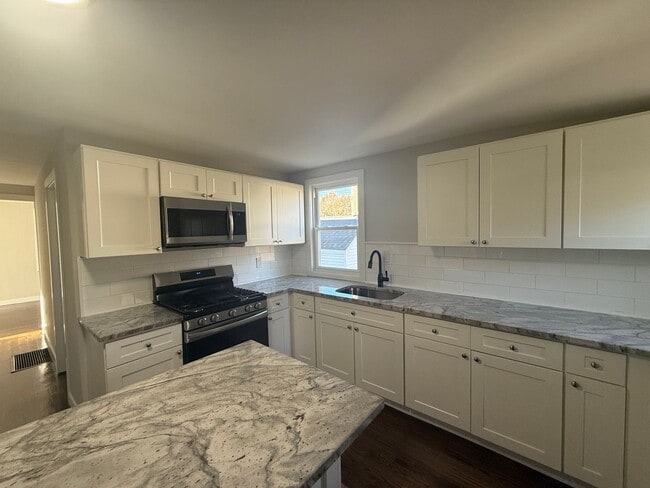 Building Photo - Newly Renovated Single Family in West Haven! Central A/C!