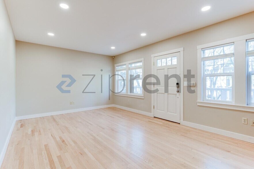 Building Photo - 2225 Eastlake Ave E