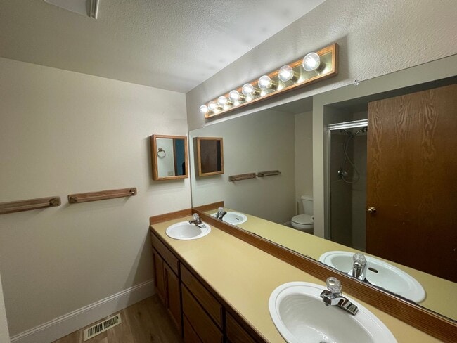 Building Photo - 2Bd/2Ba Unit Located in a Lovely Private Neighborhood in Happy Valley ~ Detached Garage, Washer &...