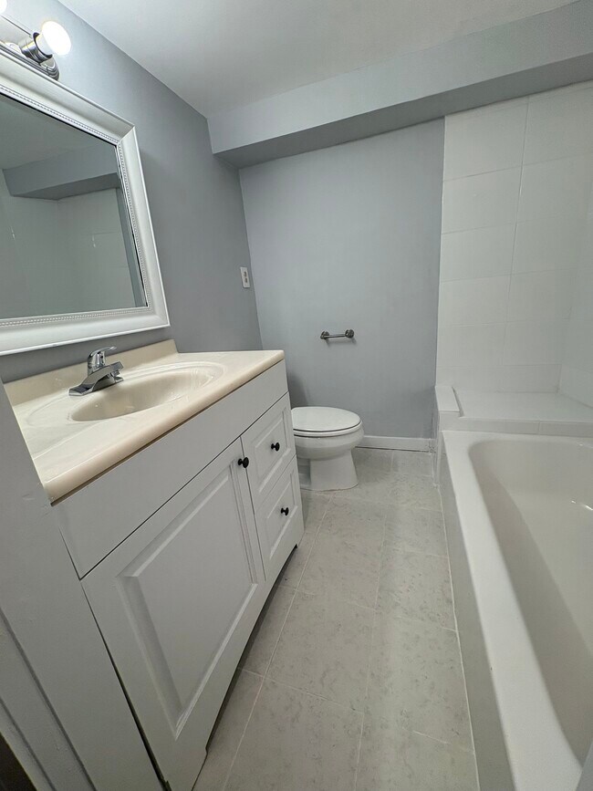 Building Photo - Edgewood Rowhouse