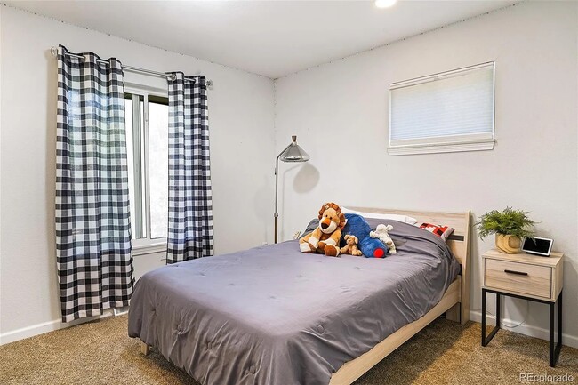 Building Photo - Gorgeous 4 bedroom modern home in Holly Hills