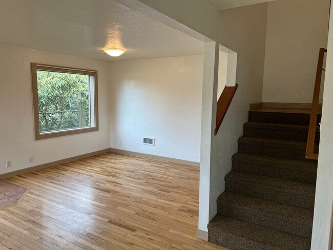Building Photo - 3 Bed, 1.5 Bath near Rose Garden and Willamette River bike path in Whiteaker