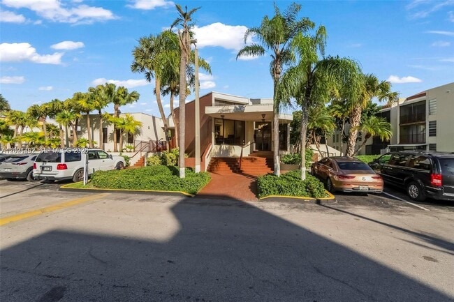 Building Photo - 8860 Fontainebleau Blvd