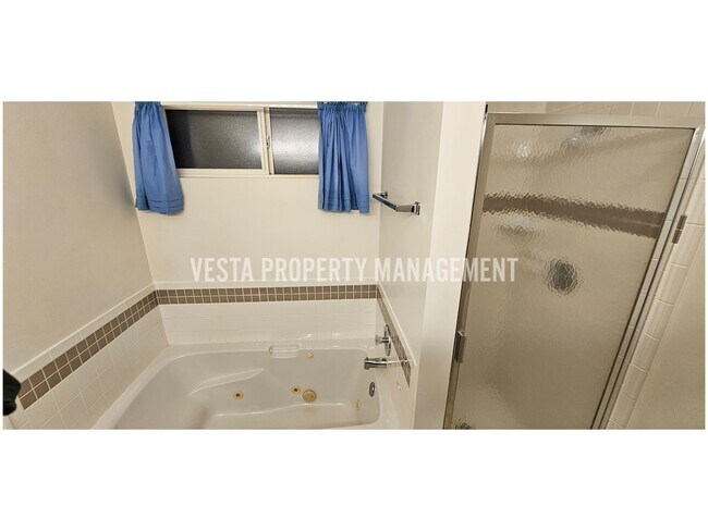 Building Photo - 981 Hudson St