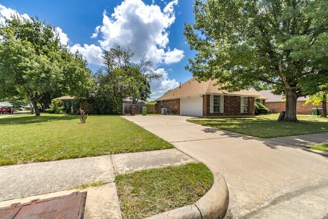 Building Photo - 2411 Raintree Path