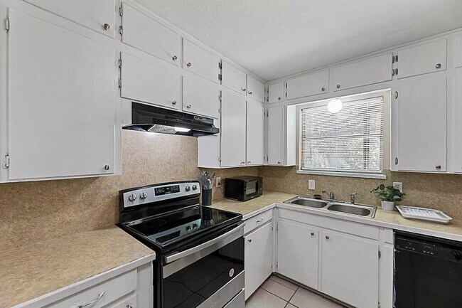 Building Photo - 5720 Wharton Dr