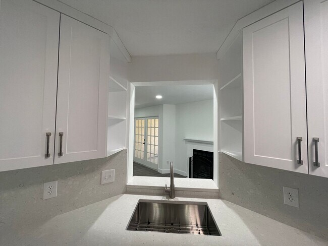 Building Photo - Renovated 2 Bedroom, 2 Bath First Floor in...