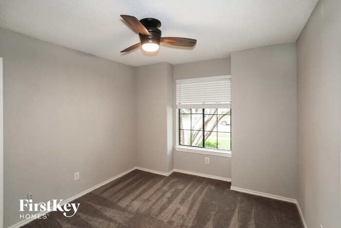 Building Photo - 2512 Meadowview Dr