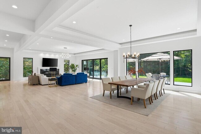 Building Photo - 1513 Oakview Dr