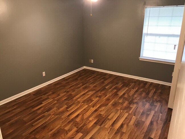 Building Photo - Patio Style Condo Home - Rent Ready