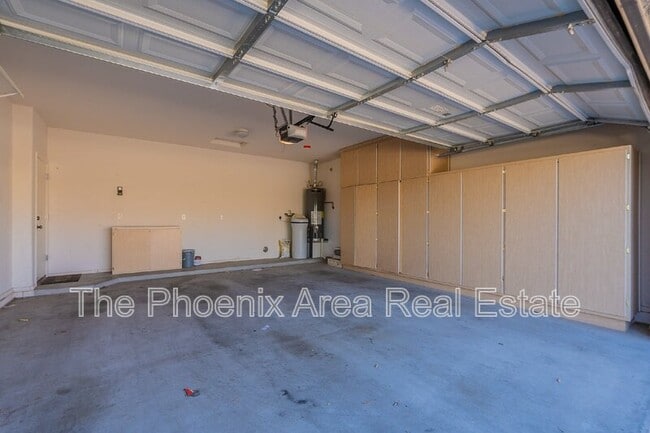 Building Photo - 2741 E Yellowstone Pl