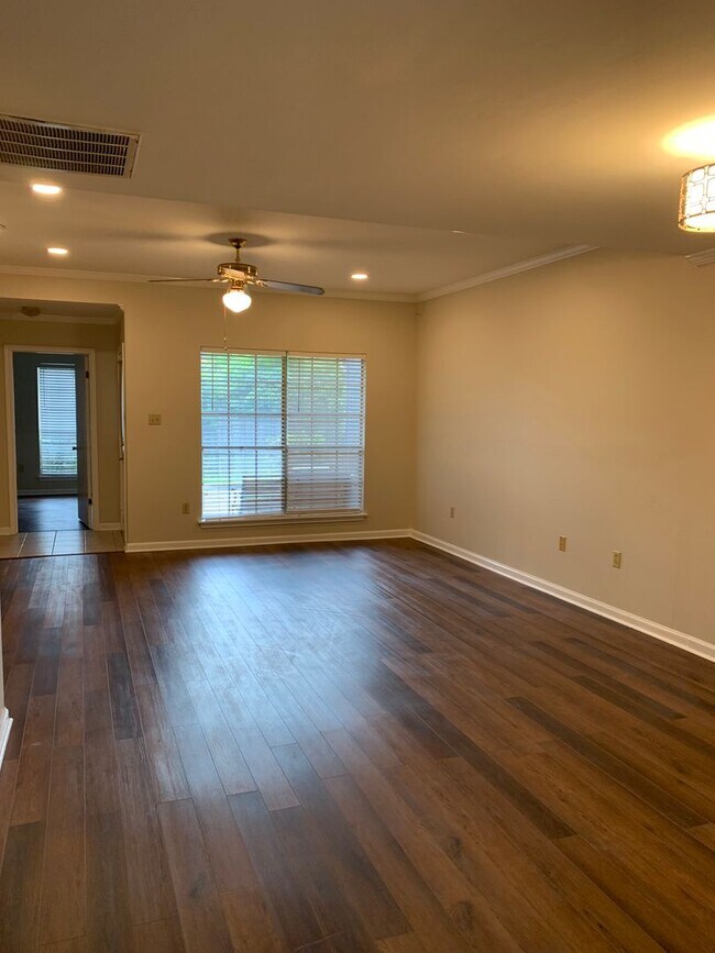 Building Photo - Florida Blvd / Sherwood Forrest