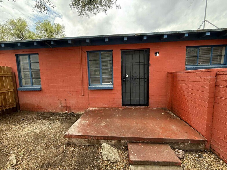 Building Photo - 2702 E Elm St