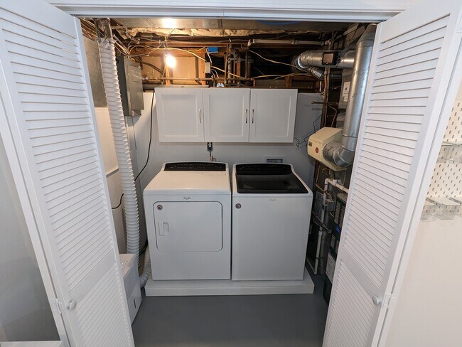 Building Photo - 2560 SW Belle Ave