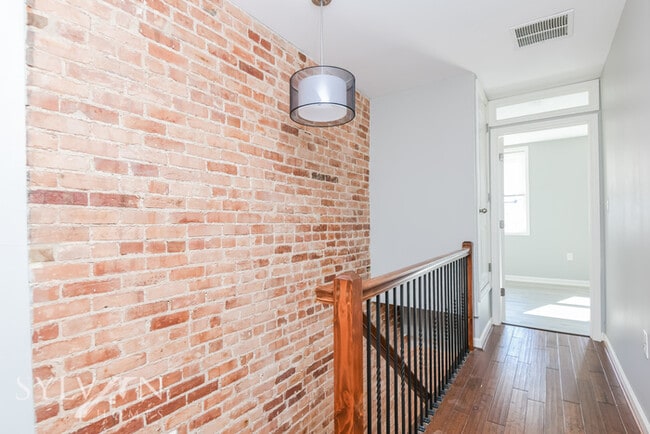 Building Photo - Prepare to fall in love with this 3 BR, 2 ...