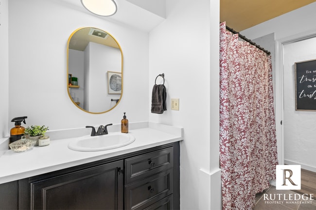 Building Photo - REMODELED! 3 Bed/2 Bath Home in Central Point