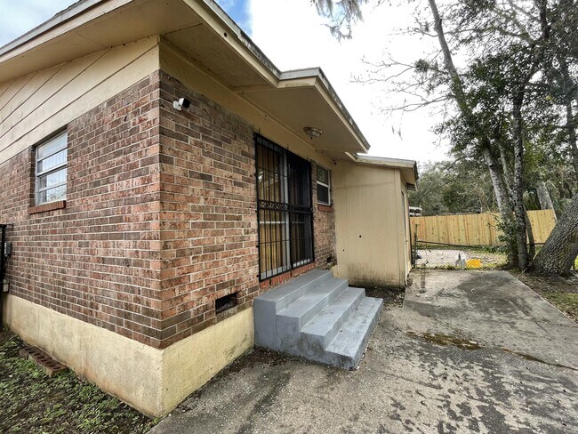 Building Photo - 7134 Ken Knight Dr W