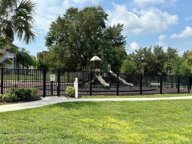 Building Photo - 177 Mandovi St