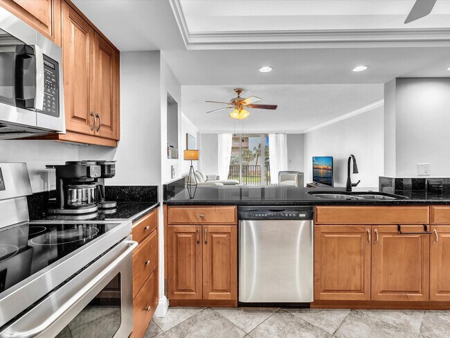 Building Photo - 1150 Hillsboro Mile