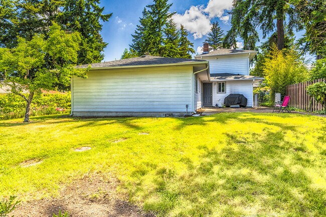 Building Photo - 4 Bedroom Home Lakewood
