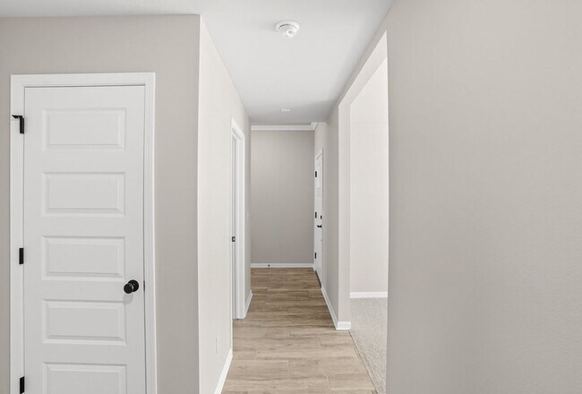 Building Photo - Like new, Move in Ready.