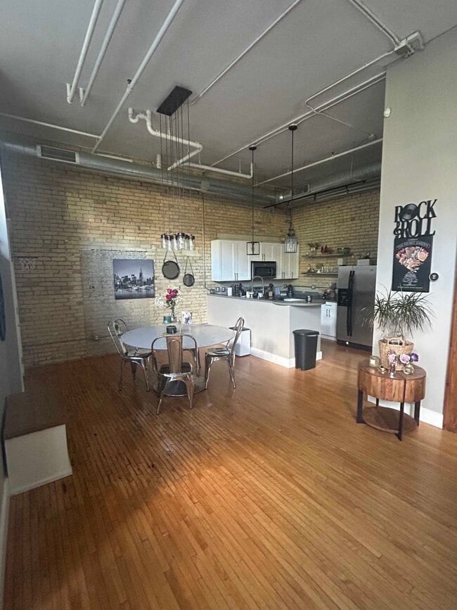 Building Photo - 2 bed/ 1 bath corner condo