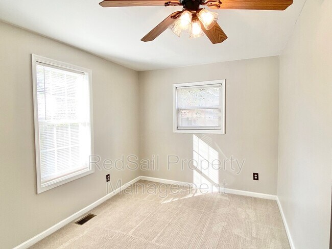 Building Photo - 2922 Hollister Ave