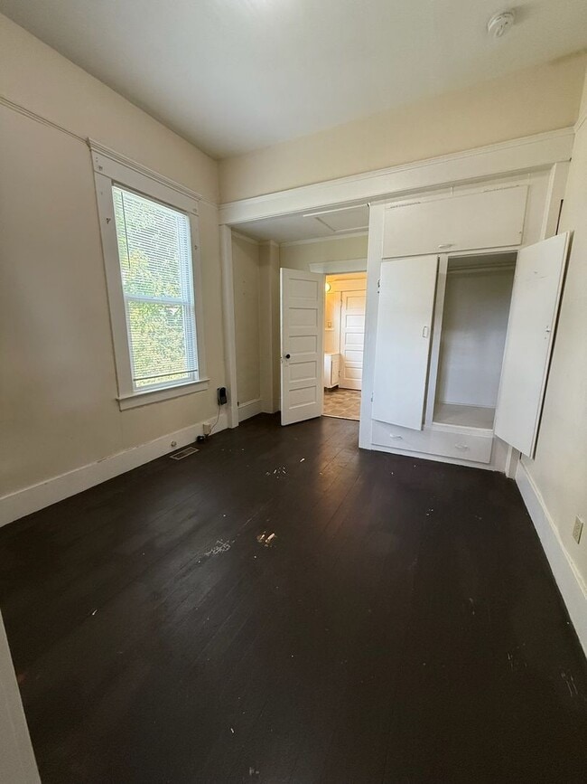 Building Photo - 2 Bedroom, 1 Bathroom Cottage in the heart of Bellingham!