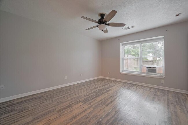 Building Photo - 5009 Willow Point Dr