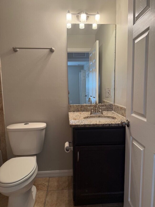 Building Photo - Spacious 3 Bed / 2 Bath Home in the Heart ...